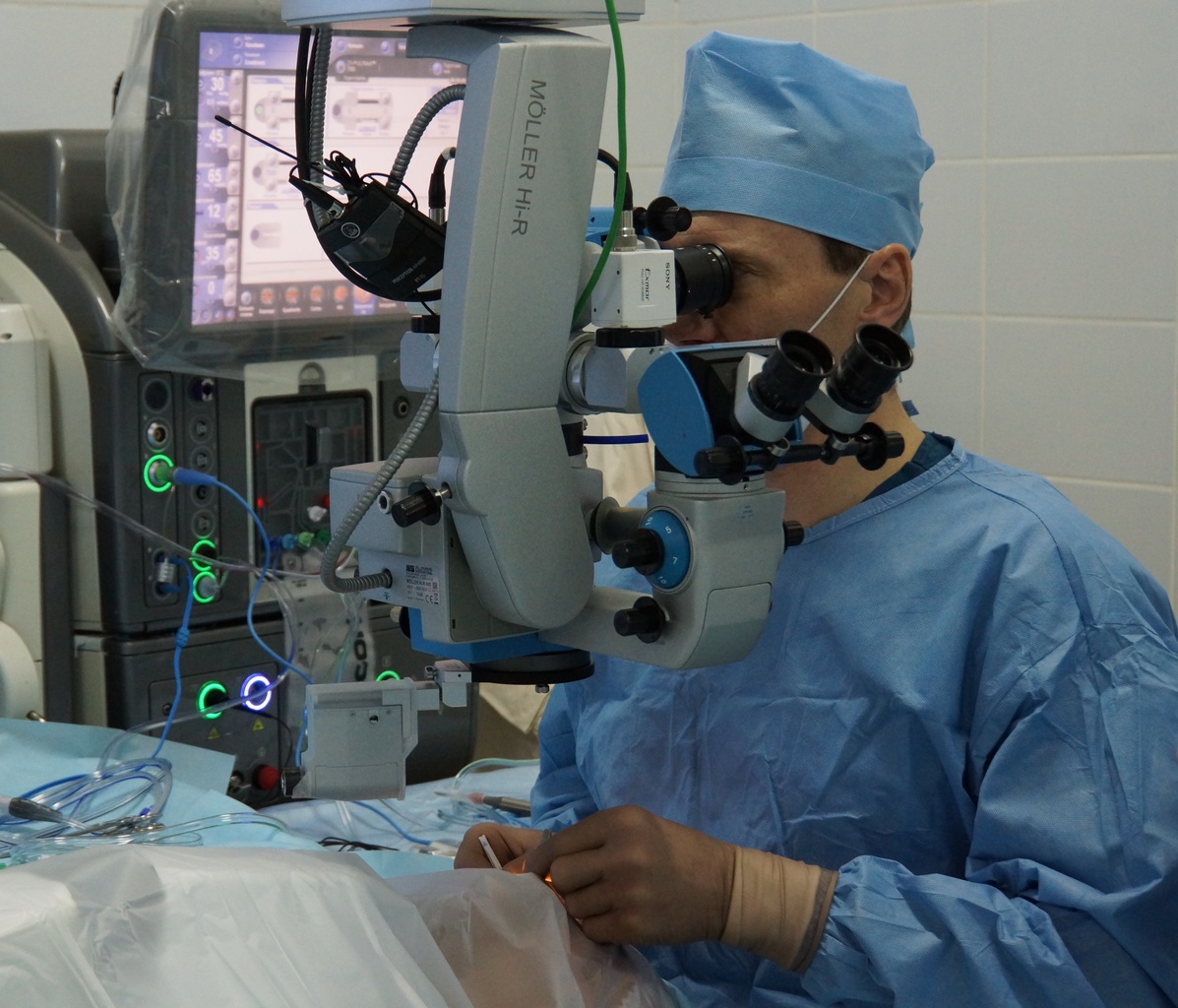 Какие есть операции на глаза. Самарская больница Ерошевского глазная. Микрохирургия глаза Самара Ерошевского. Офтальмологическая операция.